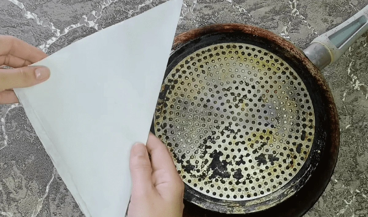 Proč zkušené hospodyňky dávají ubrousky na dno pánve už léta