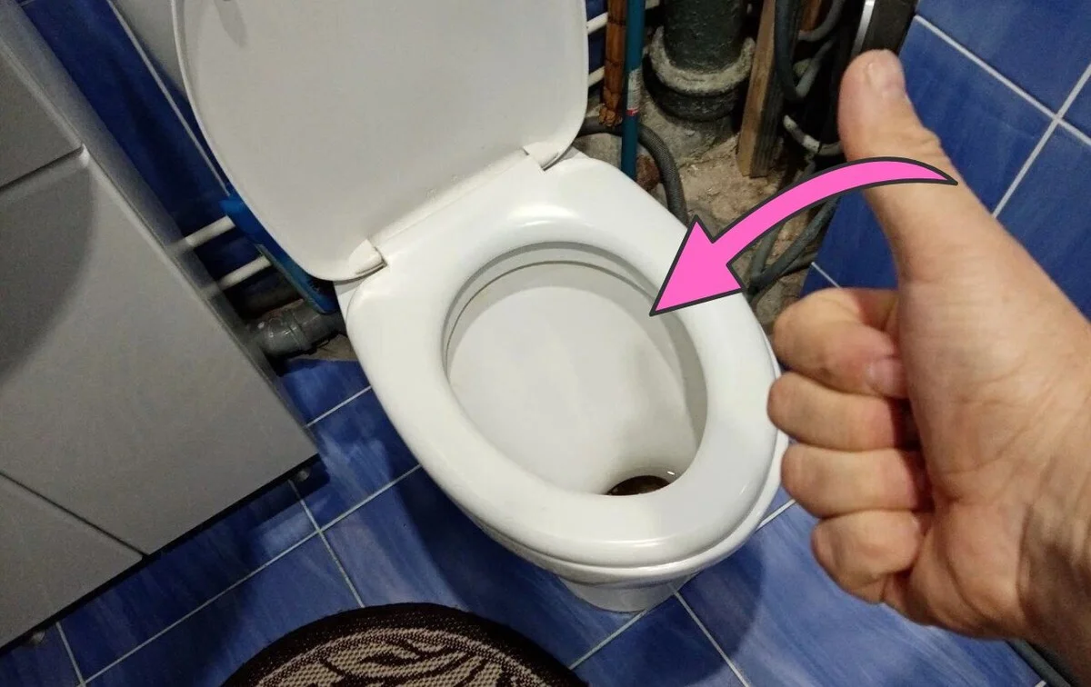 Proč zkušení hoteliéři schovávají za toaletu kus kartonu namočený v oleji