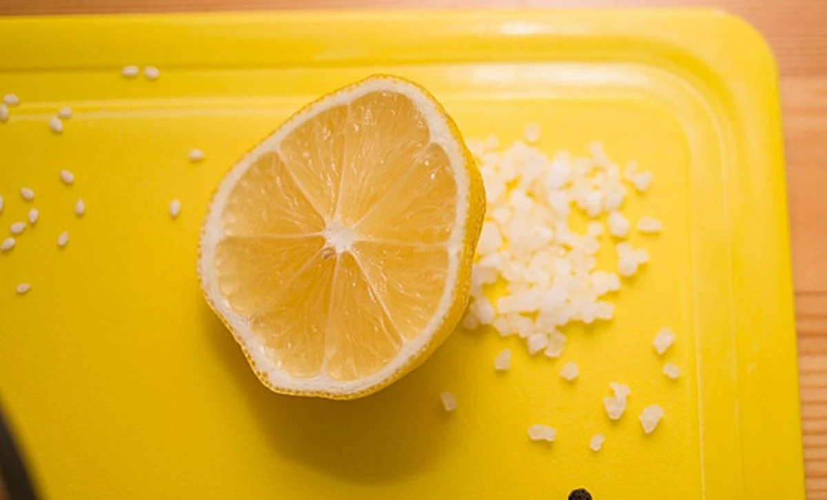 Jednoduchý trik s citronem a solí:zbaví vás vodního kamene a ušetří peníze - image 1