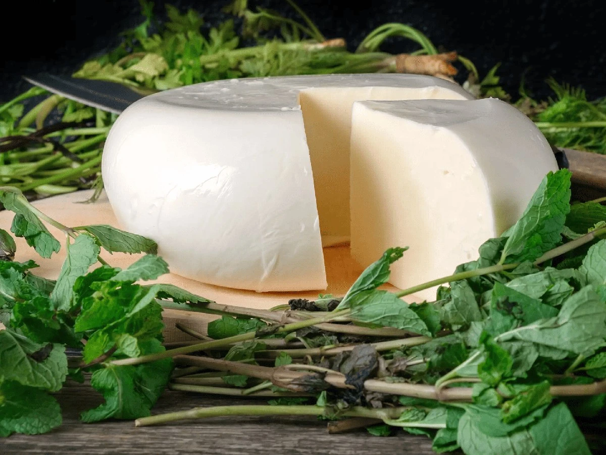 Prodejce sýra se zapotil: Kapka jódu odhalila, co se skrývá v oblíbeném mléčném výrobku - image 1