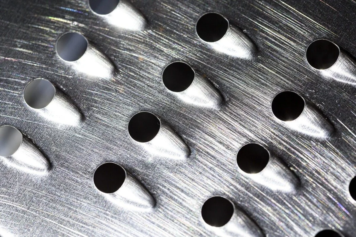 Trik pro kuchaře: Proč naostřit struhadlo otočeným keramickým hrnkem (a jak to děláme už 100 let)