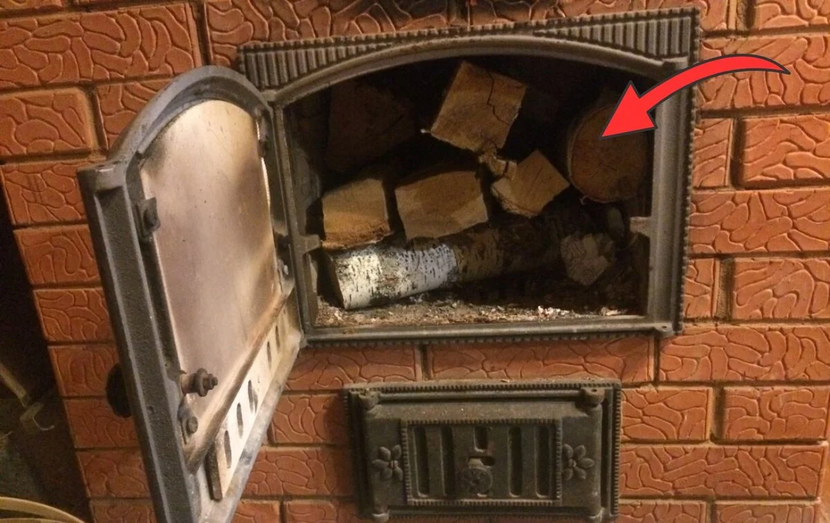 Proč zkušení chalupáři zapalují dřevo v kamnech shora: 1 trik pro dvakrát více tepla