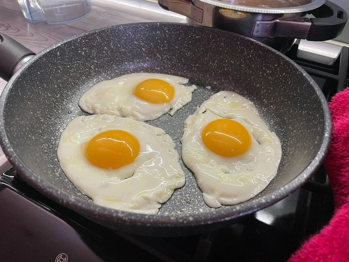 Přidejte lžičku octa před smažením vajec: Rodinný trik, který zabrání připalování