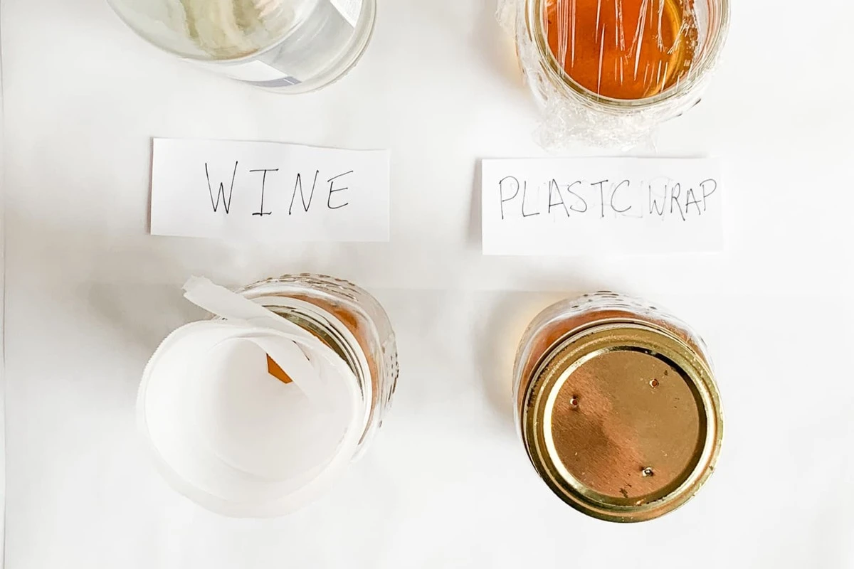 Nenechte si zničit kuchyni: tento jednoduchý trik s novinami přiláká všechny ovocné mušky za 24 hodin - image 1