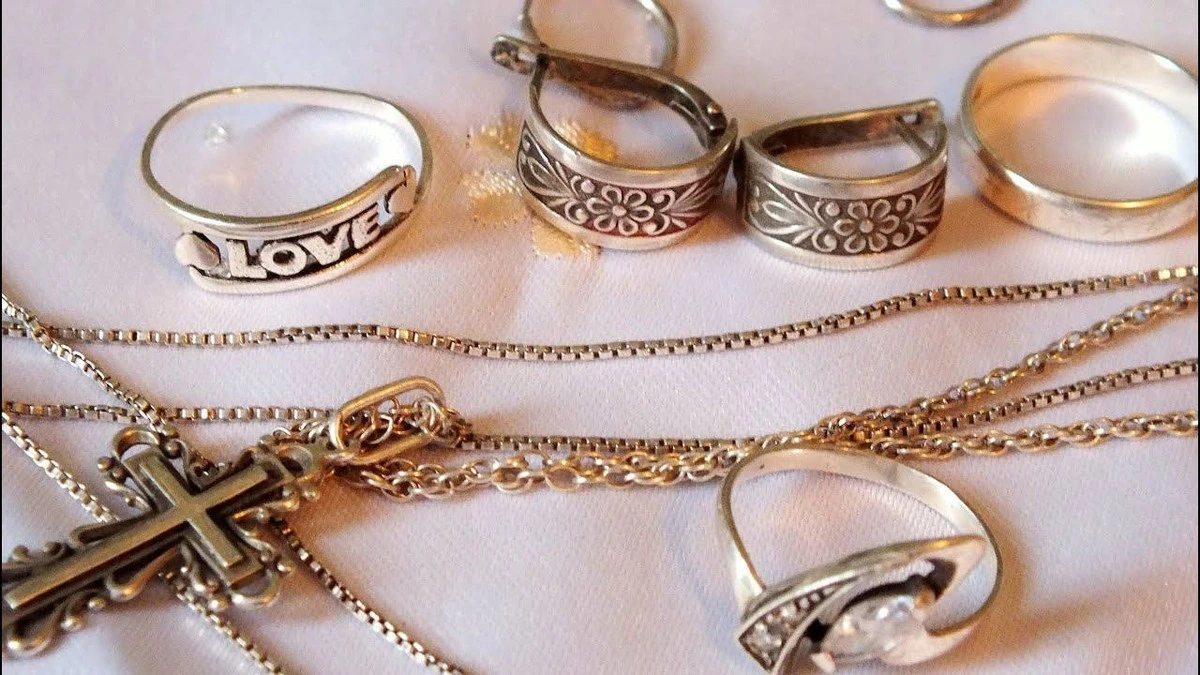 Stříbro už neztmavne: Jak vyčistit zčernalý křížek za 15 minut