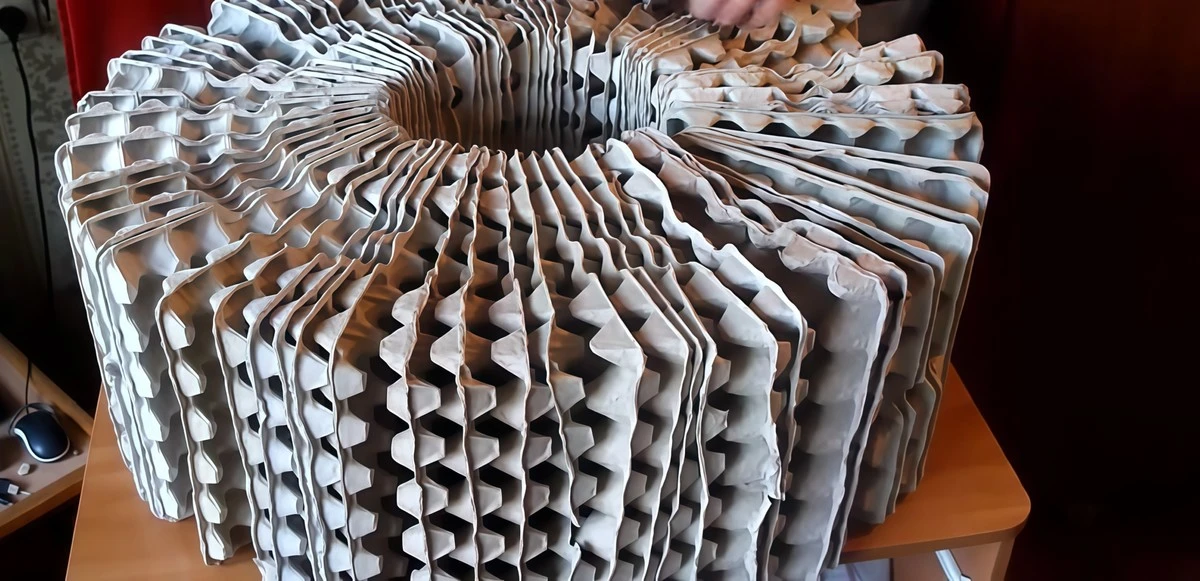 Skládejte vaječné přepravky! Vytvoříte z nich pevný puf, který unese 100 kg