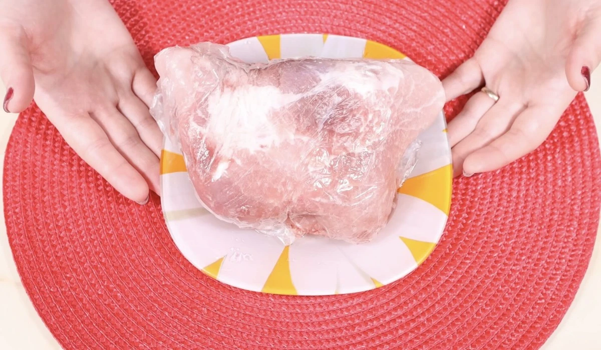 Méně práce v kuchyni: Matčin trik pro rychlé rozmrazení masa bez mikrovlnky