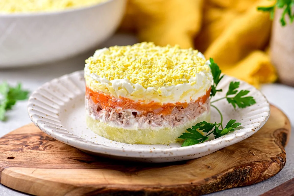 Tři důvody, proč zkušení kuchaři kupují konzervu „ve vlastní šťávě“ na salát Mimóza - image 1