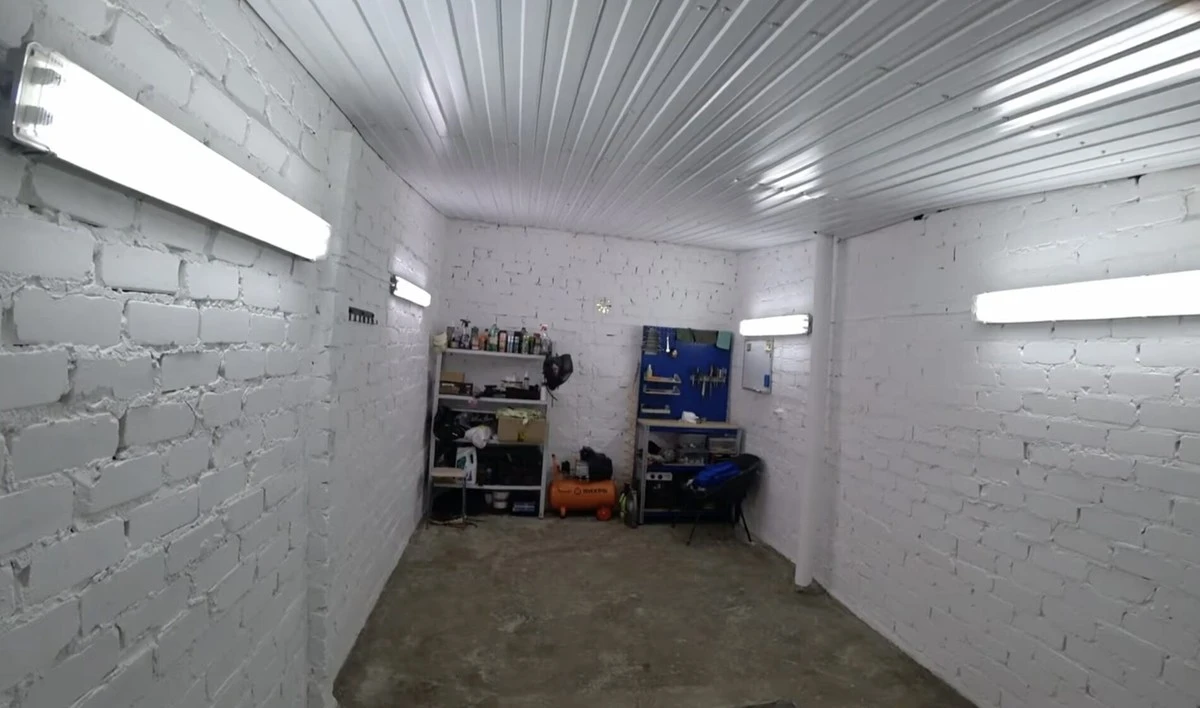 Vlhkost v garáži? Suseda som videl, ako ju porazil jednoduchým trikom s keramzitom