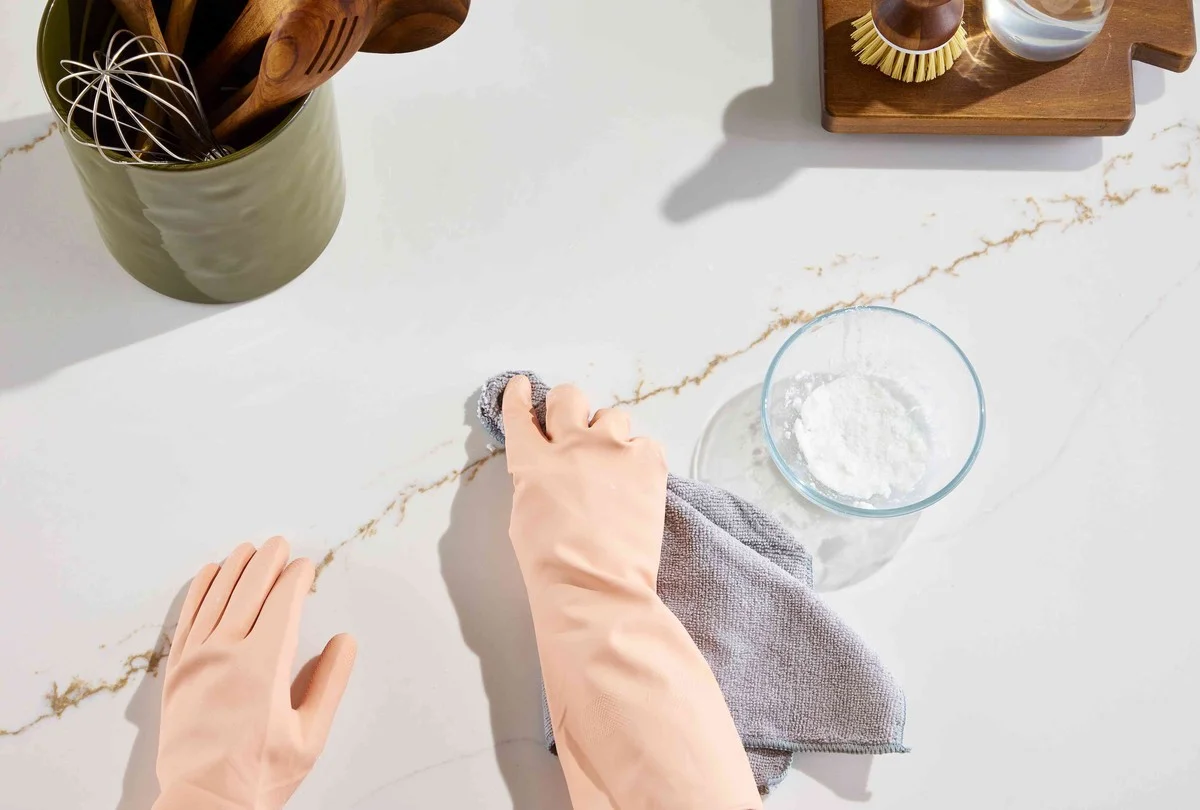 Proč profíci nikdy nepoužívají aviváž? 7 mýtů úklidu, které sabotují vaši čistotu