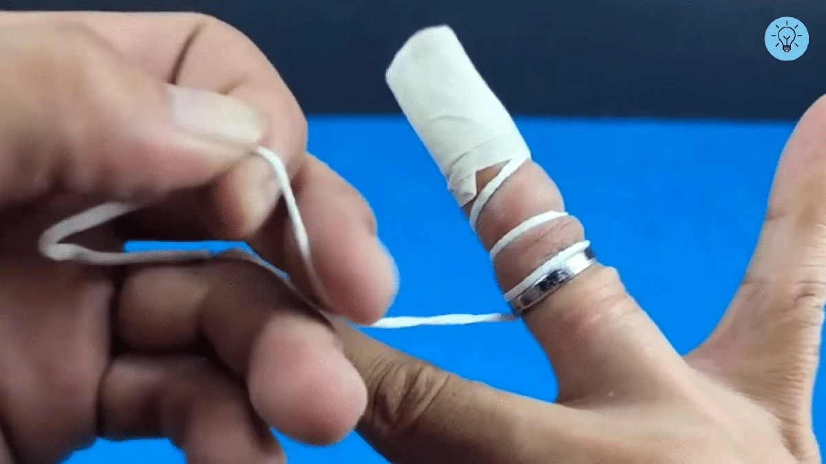 Застрягла каблучка на пальці? Этот трюк с ниткой снимет ее за 60 секунд