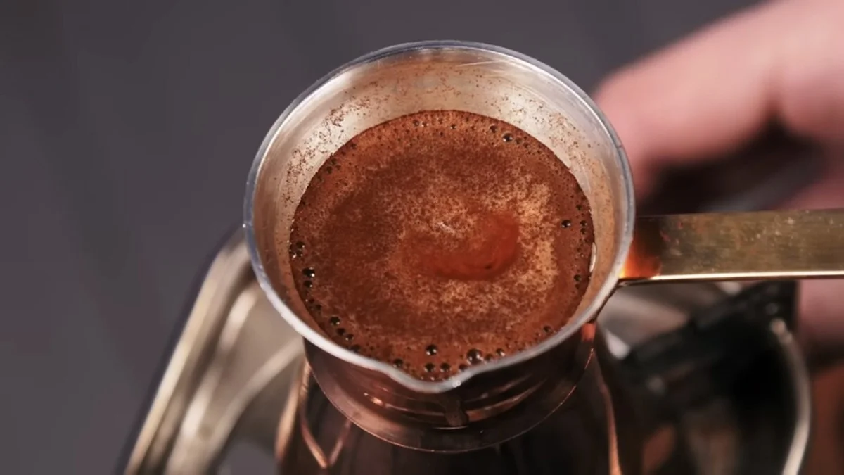 Proč zkušení kávoví mistři sypou špetku skořice do ranního šálku