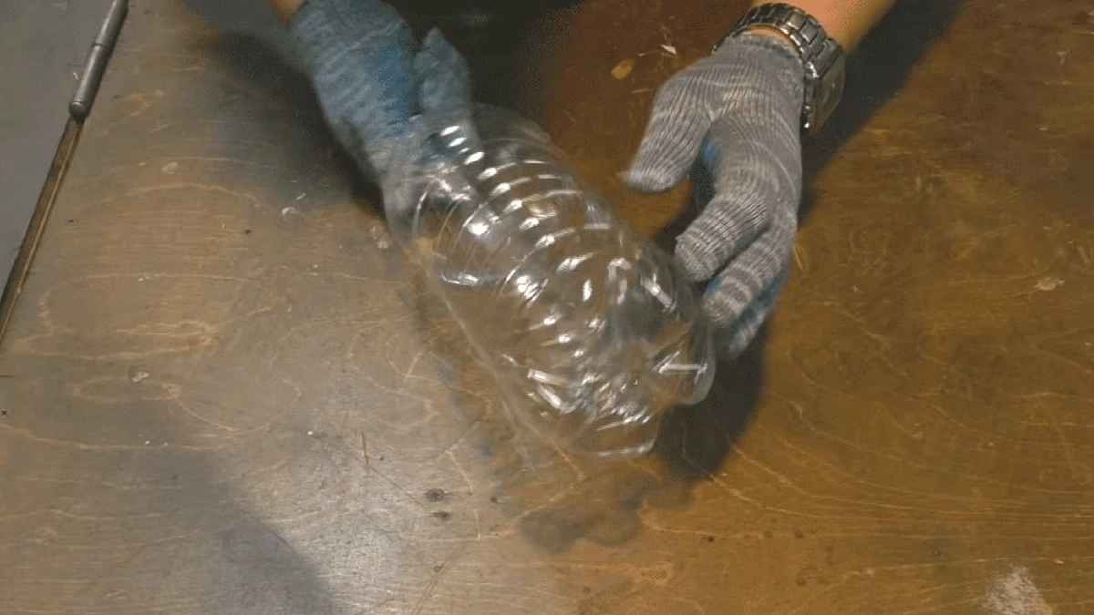 5 chytrých triků s plastovou lahví: Jak nečekaně ušetřit tisíce na opravách