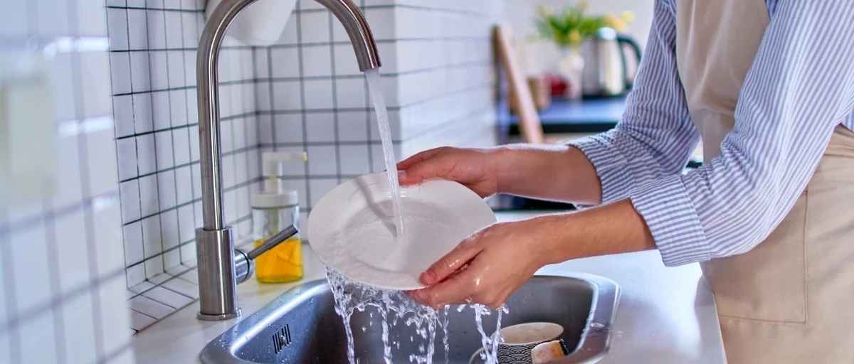 1lzickabeznehop-extra-1.webp 1 lžička běžného prášku vyřeší horu špinavého nádobí i v ledové vodě - image 1