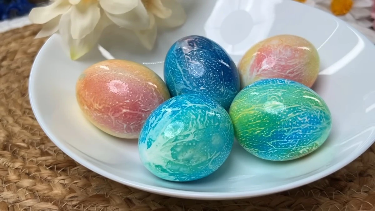 Vajíčka jako drahokamy: Stará kuchyňská metoda barvení, o které jste možná nevěděli