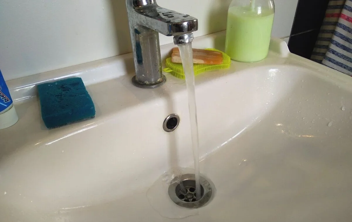 Babský trik s práškem a octem: Umyvadlo bílé jako čerstvě napadaný sníh za 15 minut