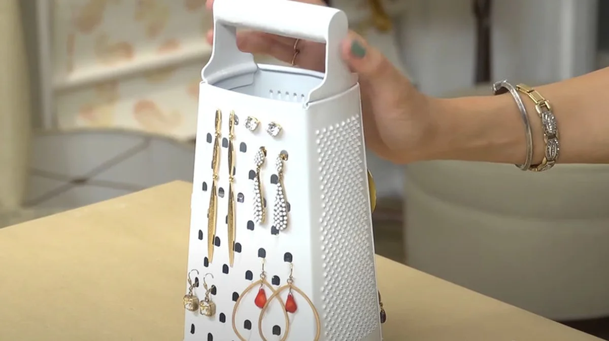 Trik pro kuchaře: Proč naostřit struhadlo otočeným keramickým hrnkem (a jak to děláme už 100 let) - image 2