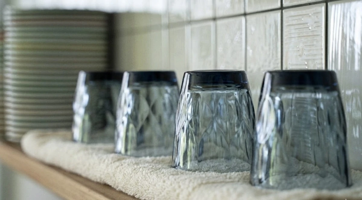 Proč babička zakázala otáčet skleničky dnem vzhůru. Tato 1 zvyklost ohrožuje vaše zdraví