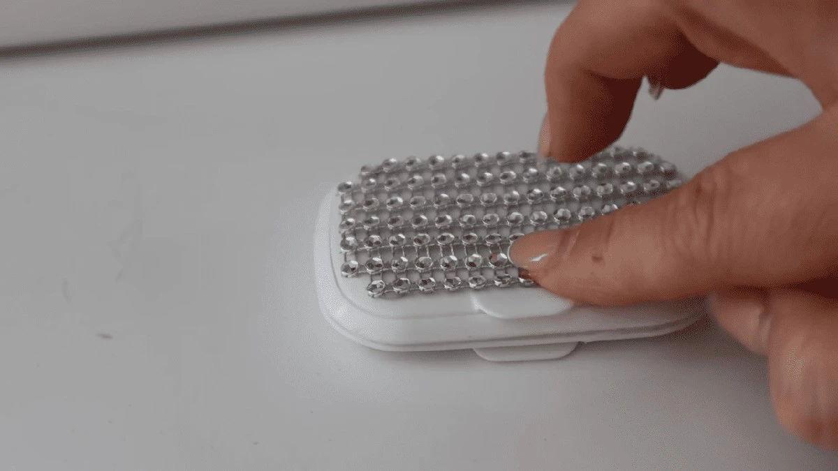 Dvě víčka od vlhčených ubrousků proměníte v miniaturní organizér na šperky