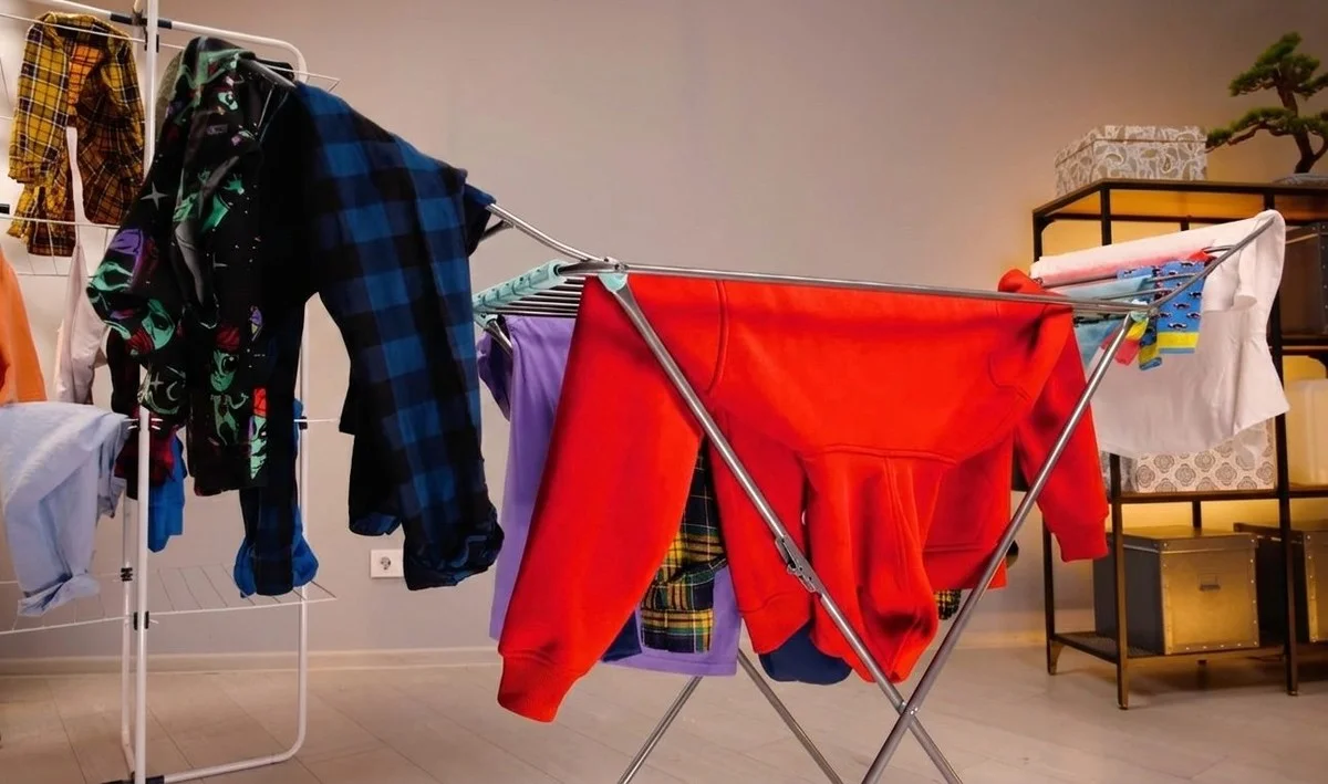 Jak rychle usušit oblečení v chladné bytovce: kouzelný trik s ručníkem