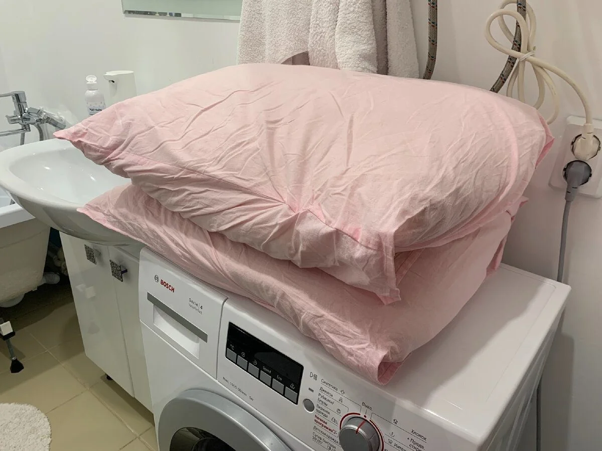 Proč se ložní prádlo i po vyprání zdá "staré" a zapáchá: Chyba v jednom rychlém programu