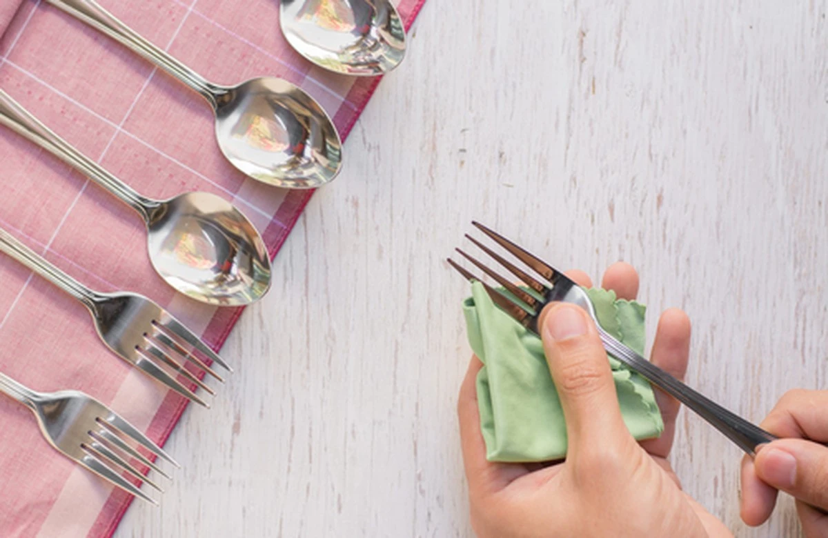 Jedna lžíce jedlé sody a alobal promění vaše příbory: odhalení, které vás překvapí - image 1