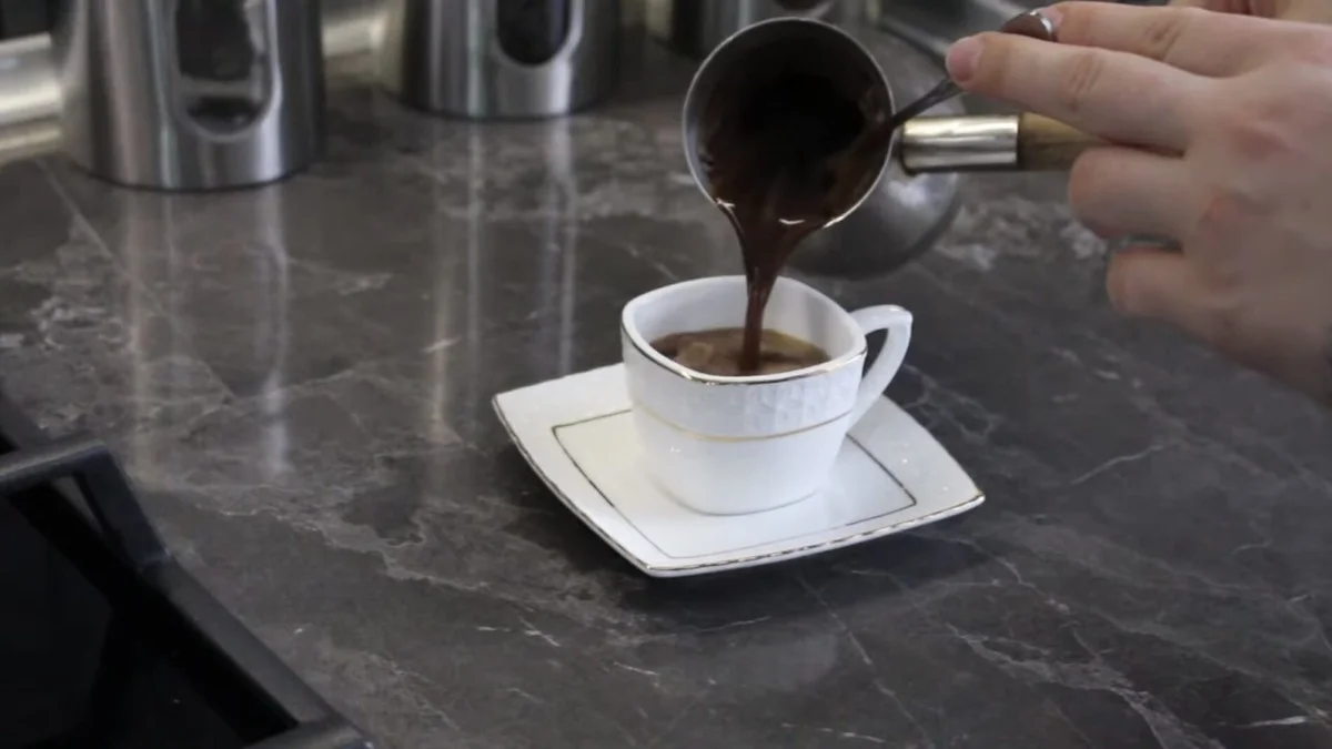 Proč baristé tajně sypou špetku soli do vaší kávy