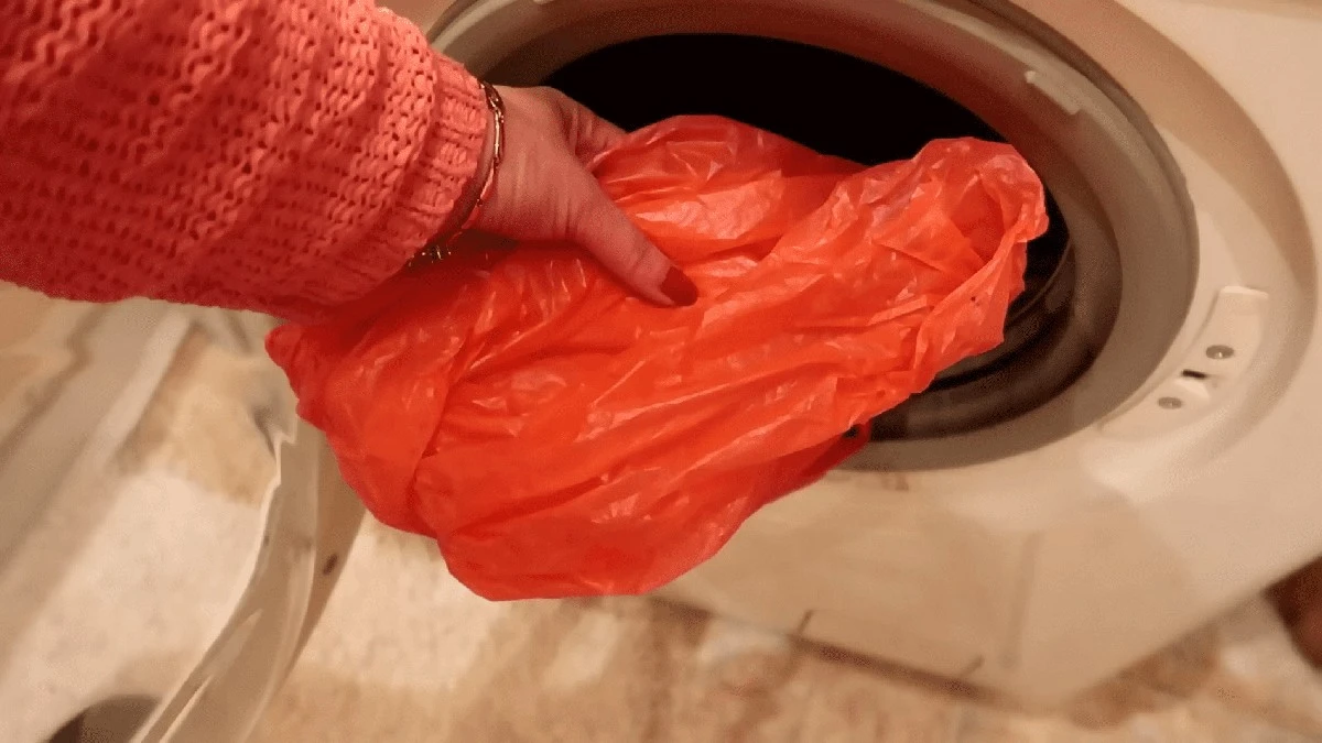 Proč lidé dávají do pračky obyčejný igelitový sáček? Výsledek vás překvapí a ušetří peníze