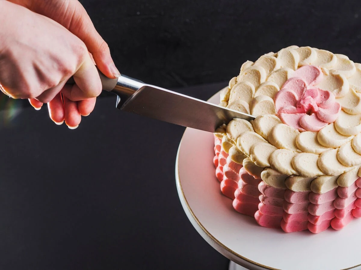 cestikuchariodh-extra-1.webp Čeští kuchaři odhalili tajemství perfektního krájení tortu a sýra: Horká voda je klíč! - image 1