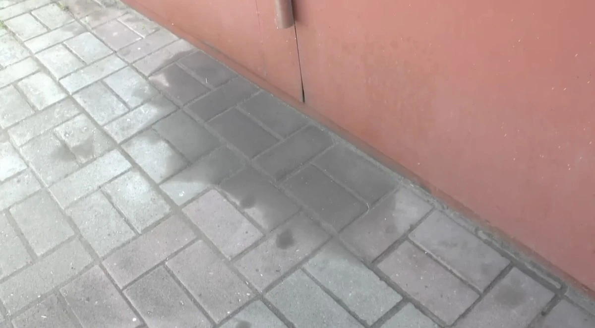 Jak snadno odstranit skvrny od benzínu z dlažby