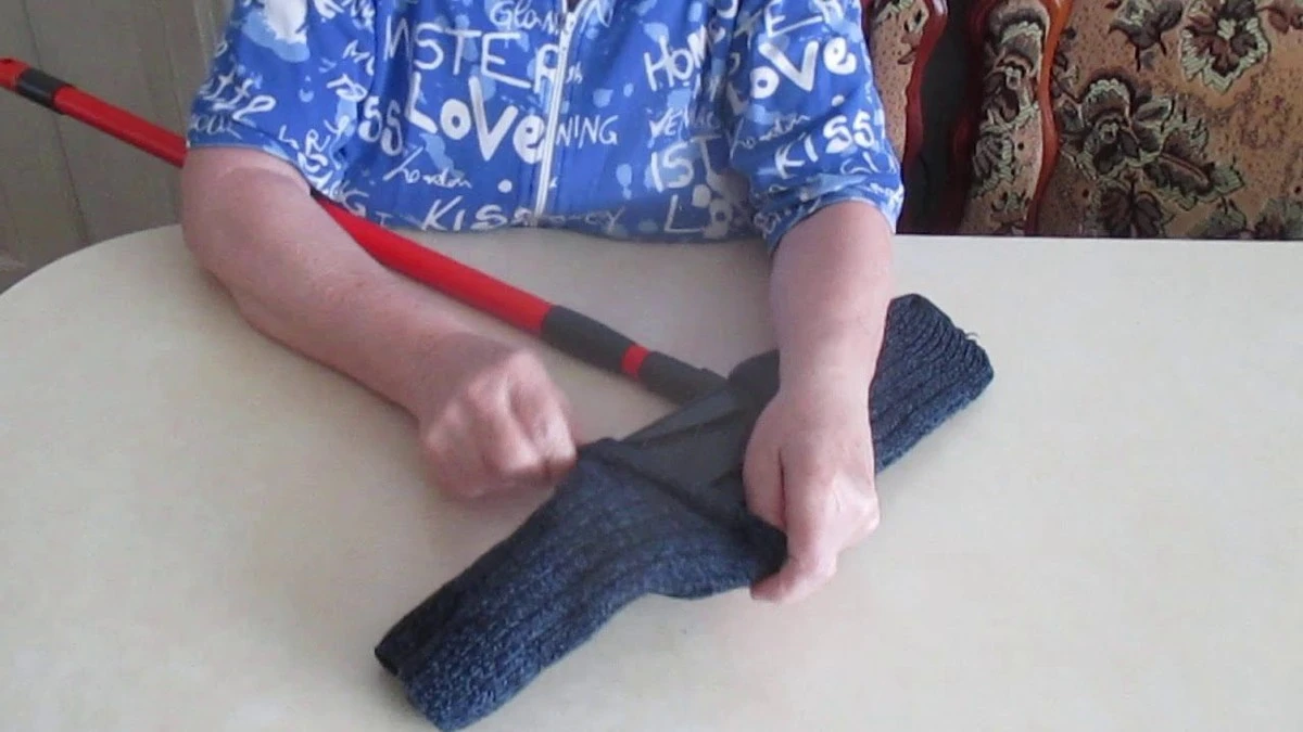 Staré ponožky na mop: Nepotřebujete nové, když máte tento trik