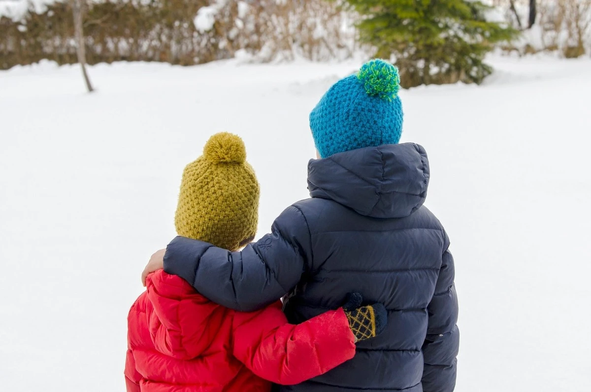 Pediatři varují: Nesprávné vrstvení dětského oblečení v zimě způsobuje, že mrznou