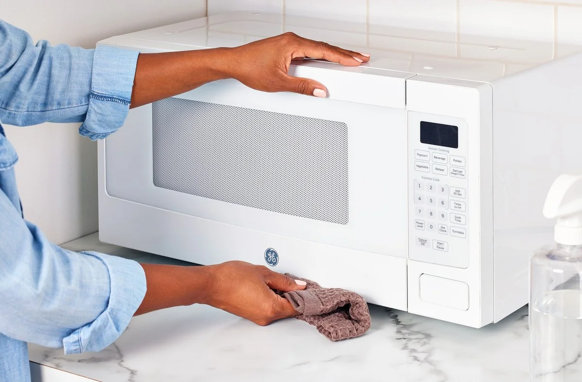 Nepříjemný zápach z mikrovlnné trouby? Jistě děláte tuto chybu, která ohrožuje výkon i vzduch