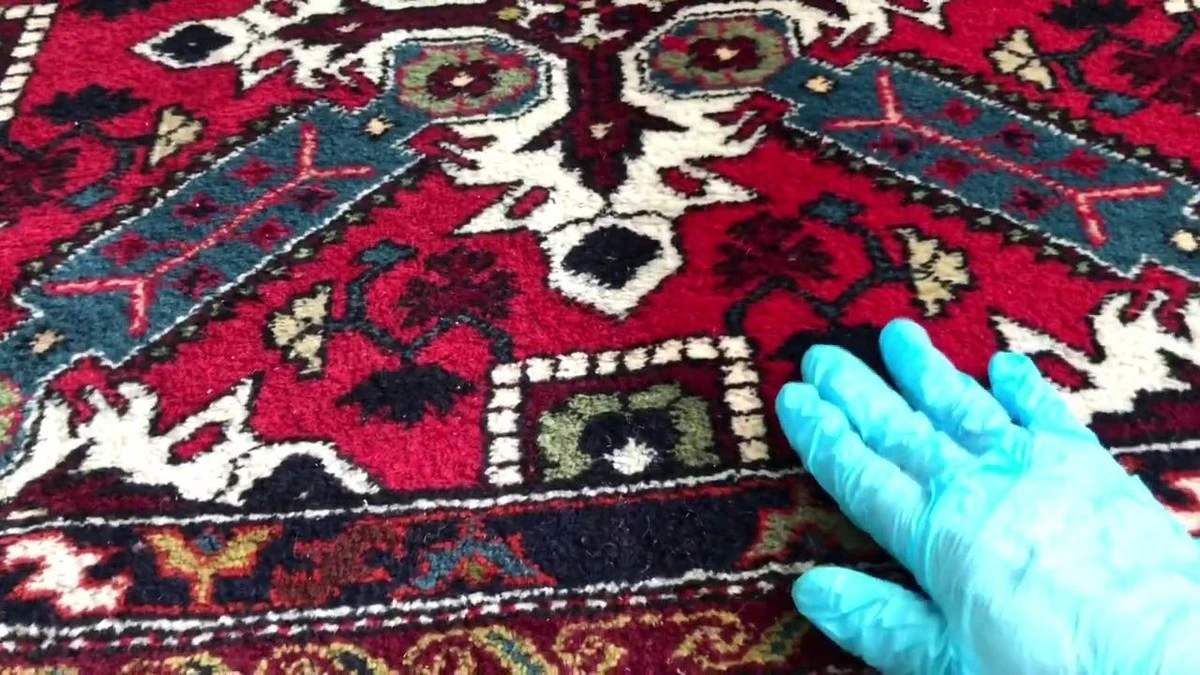 Kukuřičný škrob vyřeší skvrny na koberci. Zapomeňte na sodu i ocet.