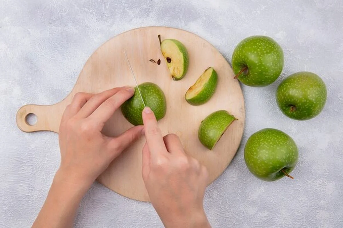 Proč se ti zdají divné sny? Babičky znaly trik s jablečnými slupkami pro klidnější spánek! - image 1