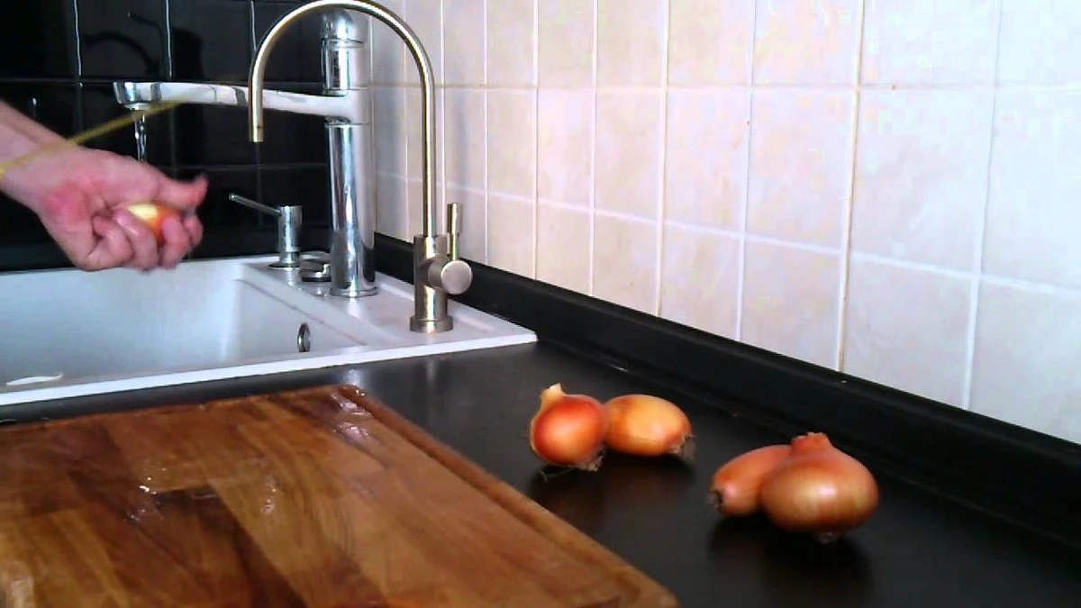 1 неочевидний трюк кухарів зі стажем: як нарізати цибулю без сліз