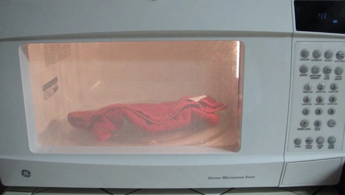 Jak babička zbavila ručníky skvrn za 90 sekund: Triky z mikrovlnky, které fungují