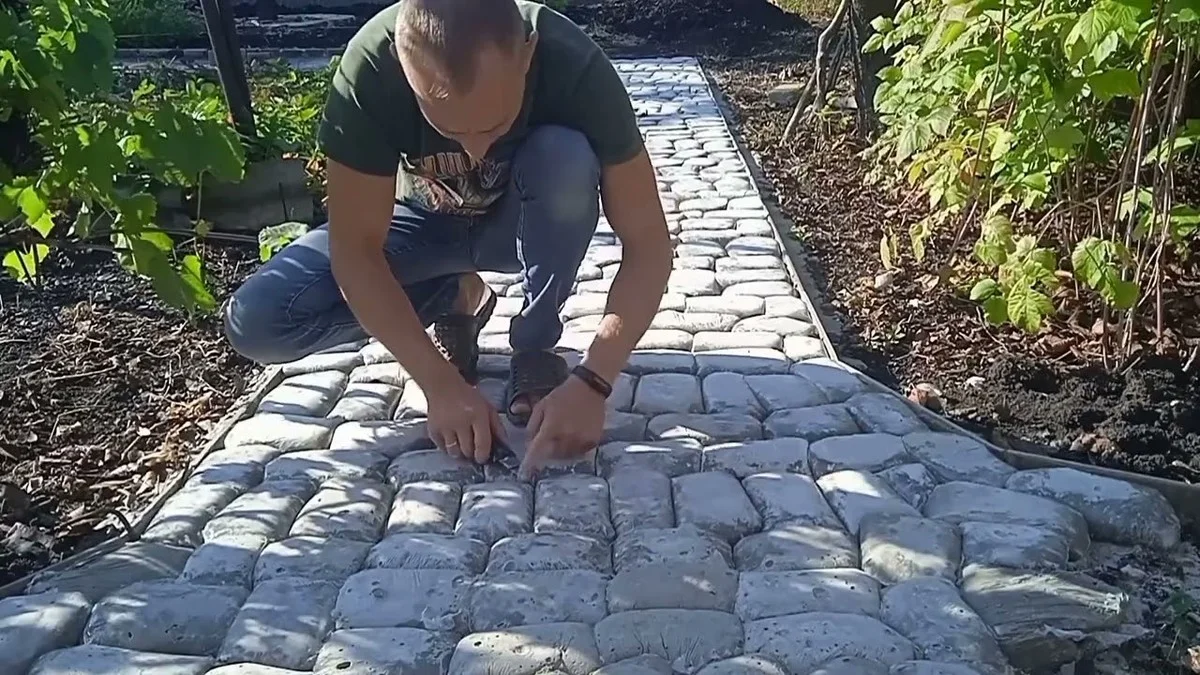 Procházky po zahradě v bílých teniskách: Jak vytvořit cestičky z dřevěné štěpky za dvě hodiny a bez peněz