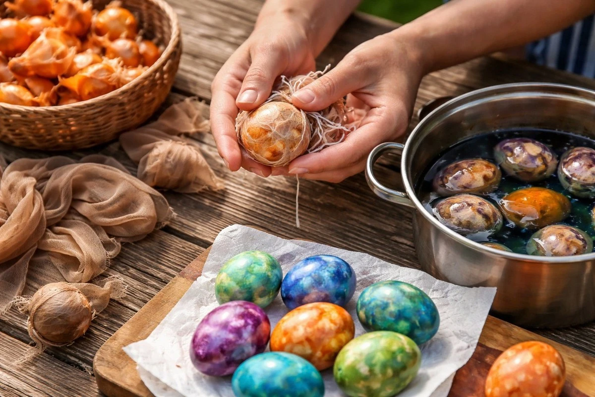 Zapomeňte na klasiku: Staré punčochy dají vašim velikonočním vajíčkům mramorový vzhled