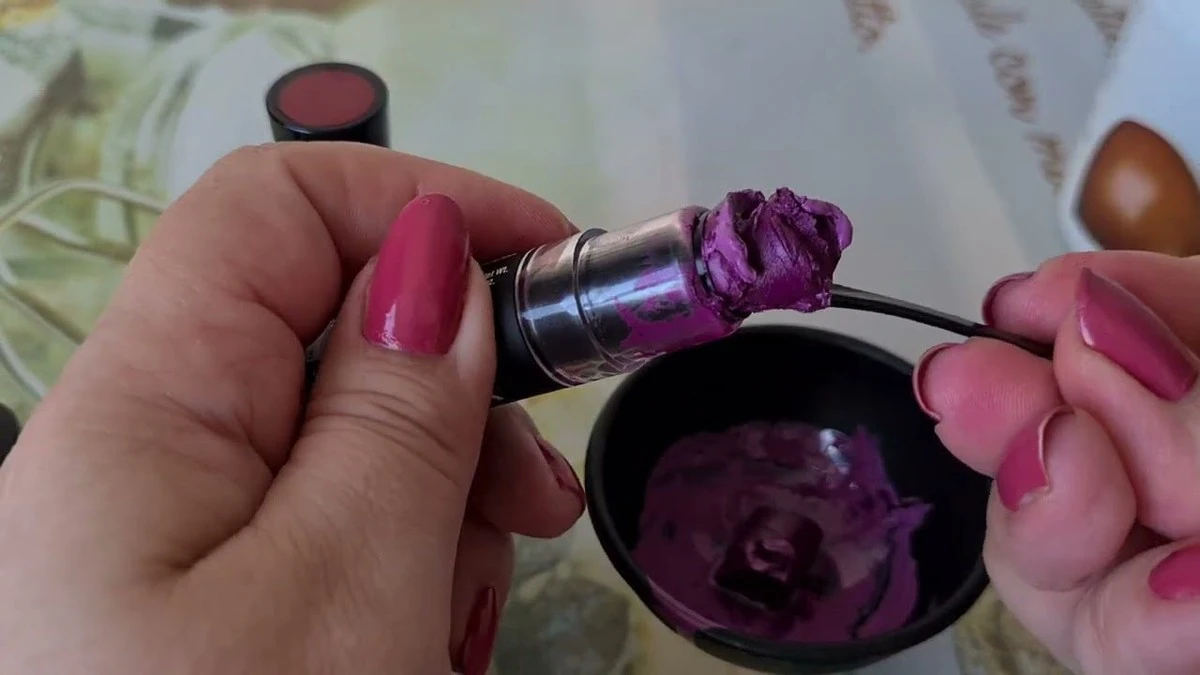 Proč zkušené hospodyňky schovávají prázdné tubičky od rtěnek: Kouzelný trik na vaši kuchyň