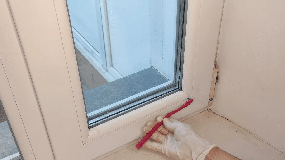 Proč se držíte vlhkého hadru – a děláte 1 chybu: jak mýt okna, aby na skle nebyly žádné šmouhy