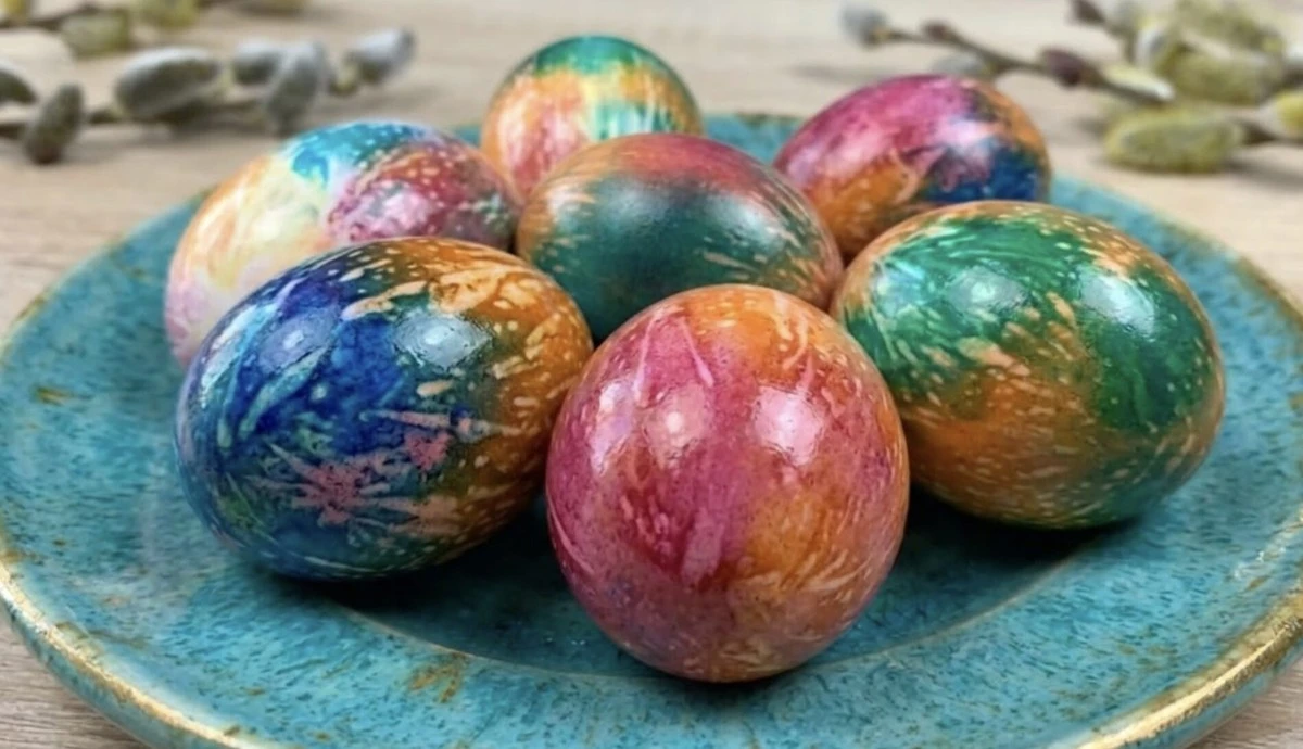 Levná vajíčka na Velikonoce: Jak je ozdobit jako profesionál pomocí ubrousků