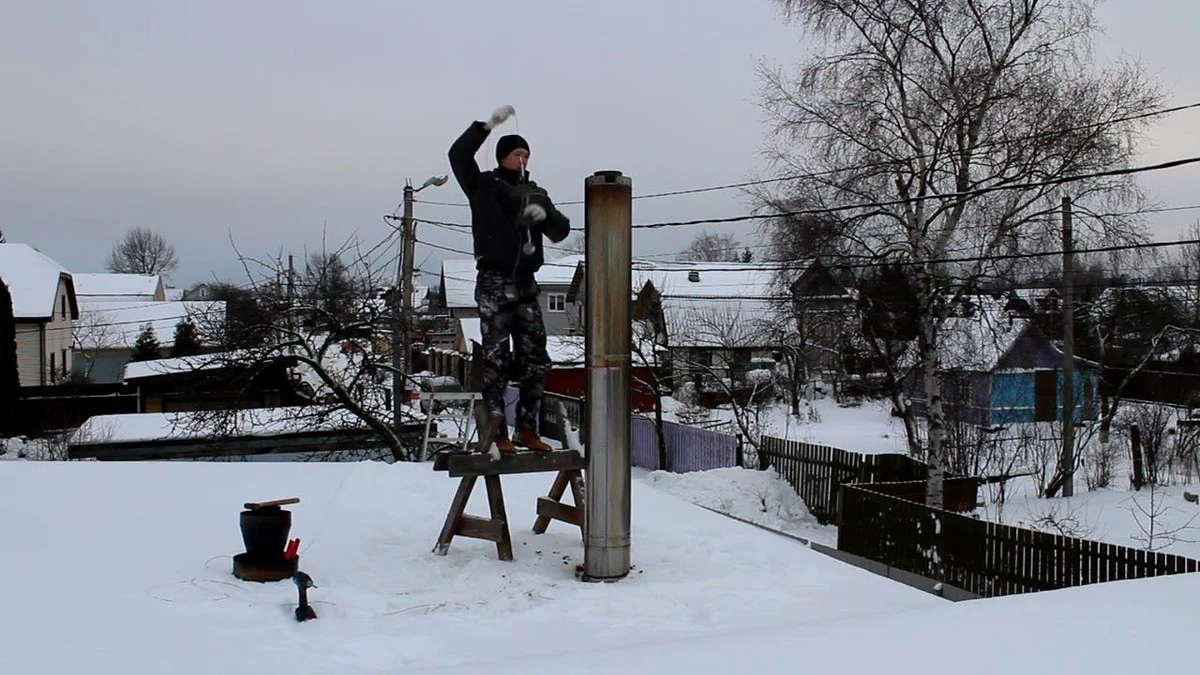 Забытые 4 года: как одна пластиковая бутылка очистила дымоход лучше любого ершика