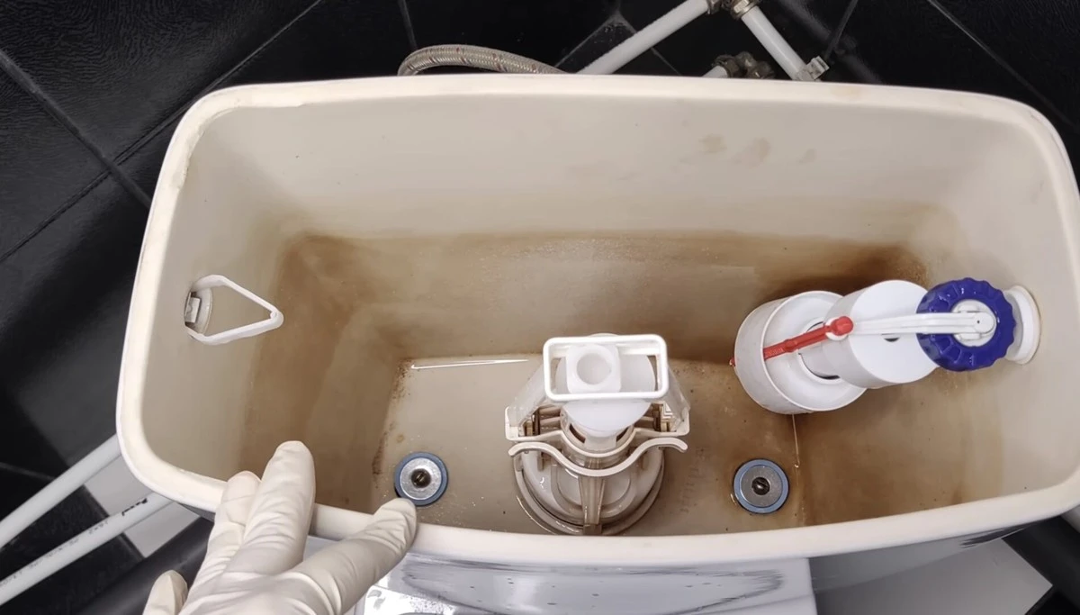 Zapomeňte na drátěnku: Směs ze spíže za 3 sekundy vyčistí váš splachovací mechanismus do dokonalosti