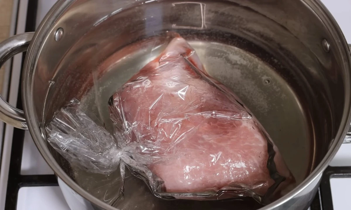 Rozmrazování masa: 2 lžíce soli v teplé vodě – trik, který zachová chuť a šťavnatost