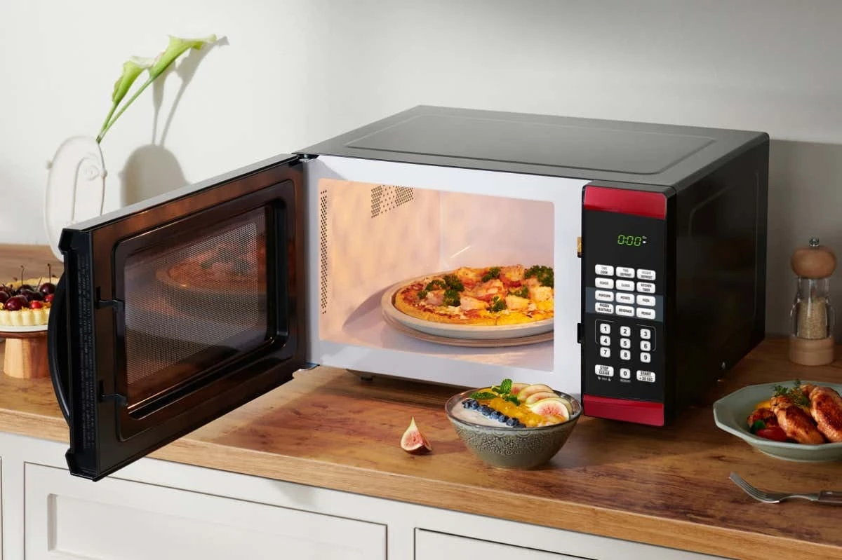 Mistr vw opravách ukázal 3 chytré triky pro mikrovlnku: maso roztaję równomiernie - image 1