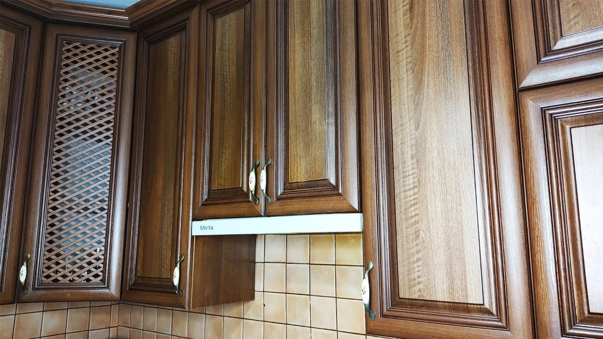 Proč zkušení kutilové mažou panty na skříni rostlinným olejem (nebo voskem)