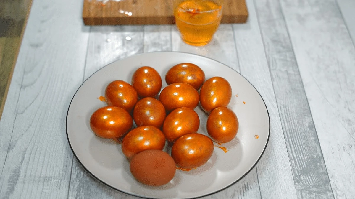 Voňavá velikonoční vejce: proč sousedka kupuje drahou barvu a stačí mi hrstka cibulových slupek