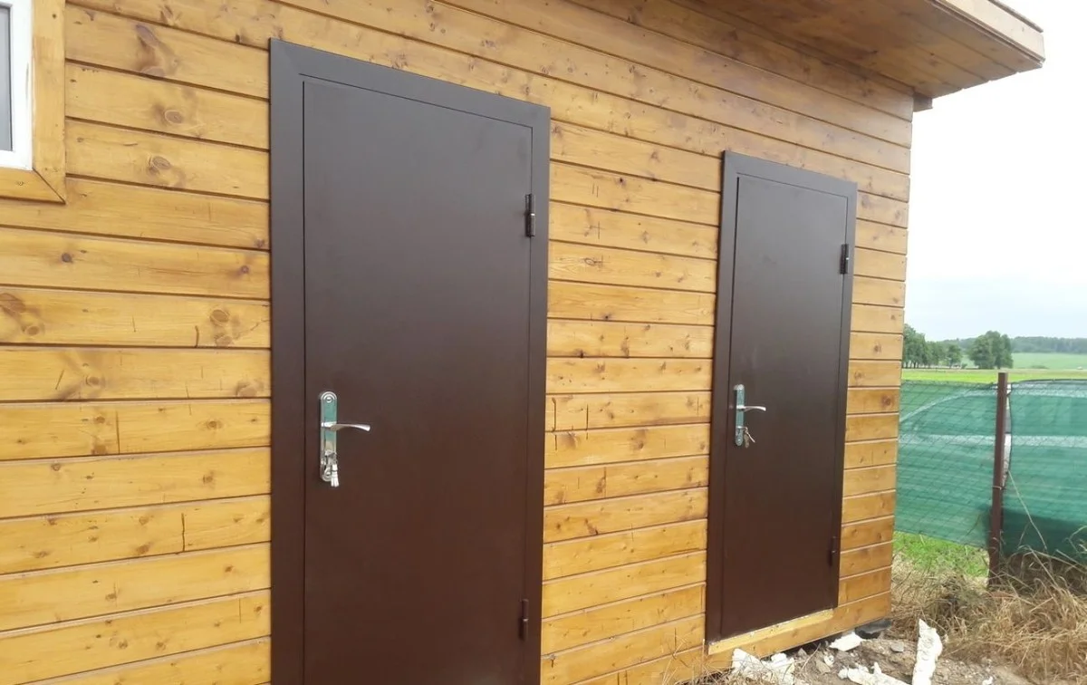 Proč zkušení inženýři lepí na dveře houbičku: vítr přestane foukat, v bytě je tepleji o 4 stupně