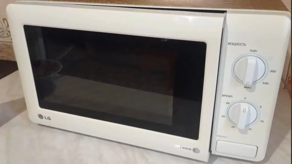 Jak vyčistit mikrovlnku za 5 minut: Voda a citron udělají zázraky